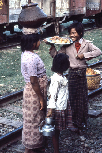 MandalayToRangoonByTrain_3_g.jpg
