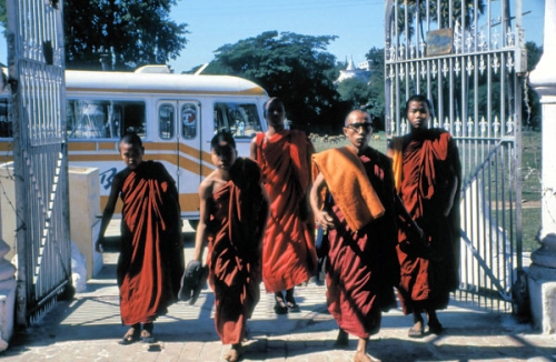 Mandalay_28_BuddhistMonks_g600.jpg