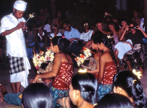 Bali_82_BonaDance_TranceDance_g.jpg