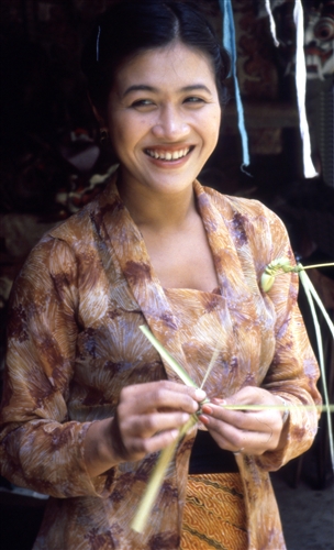 Bali_VisualArts_13_OfferingMaker_g.jpg
