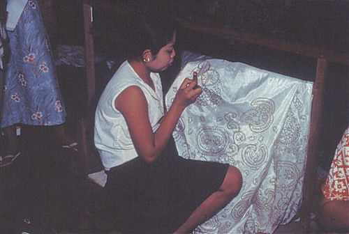 VisualArts_Batik_2_WaxingTheDesignWithTjanting_g.jpg