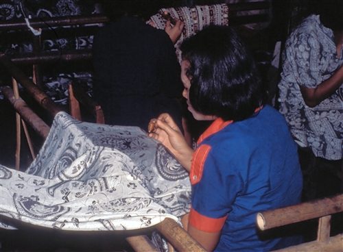 VisualArts_Batik_3_WaxingTheDesignWithTjanting_g.jpg