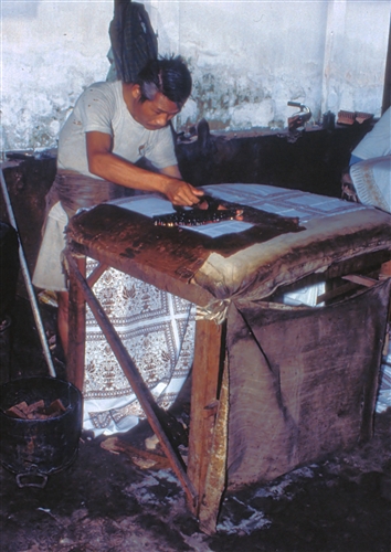 VisualArts_Batik_4_WaxingTheDesignWithStamps_g.jpg