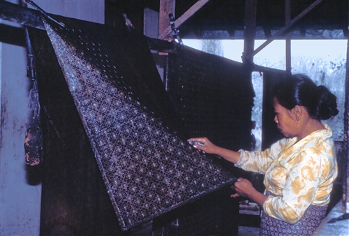 VisualArts_Batik_7_ScrapingOffWax_g_filtered.jpg