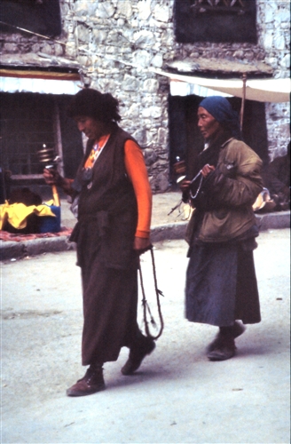 Lhasa22JokhangPilgrims.jpg