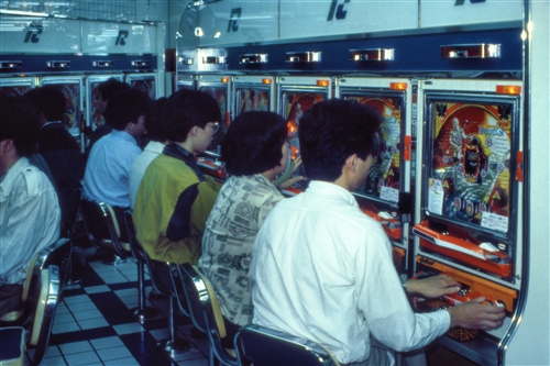 Tokyo_15_PachinkoParlour_g.jpg